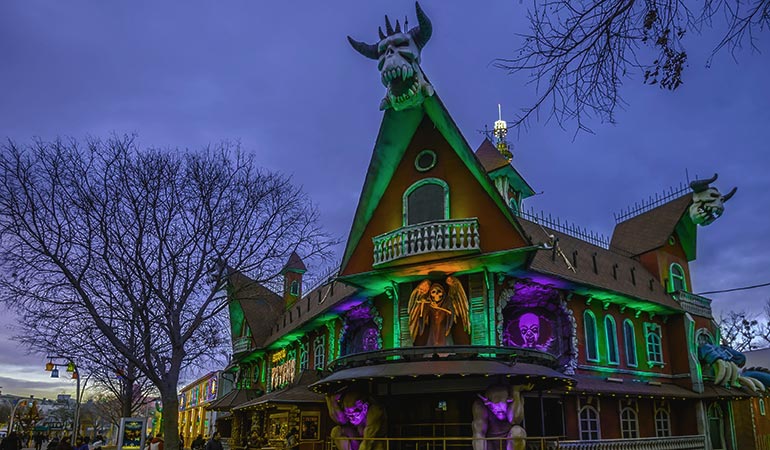 haunted house theme park