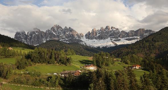 How to Travel the Dolomites Without a Car (2025 Guide): Public Transport, Tours & Tips