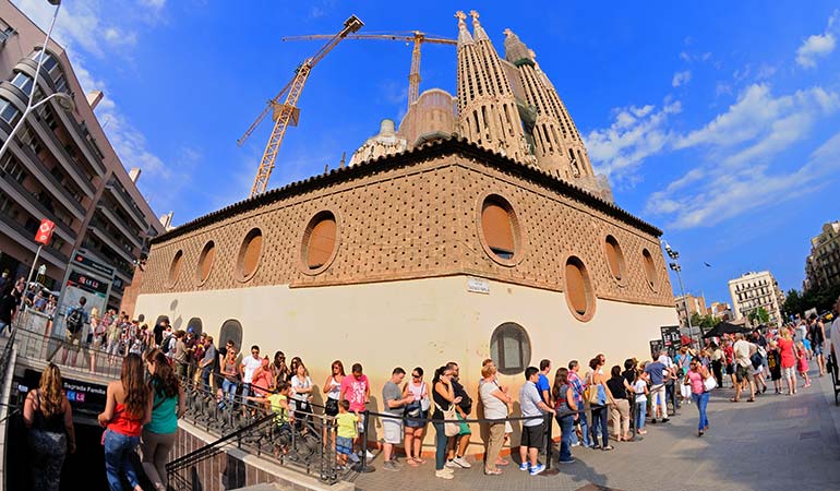 visit sagrada familia queue