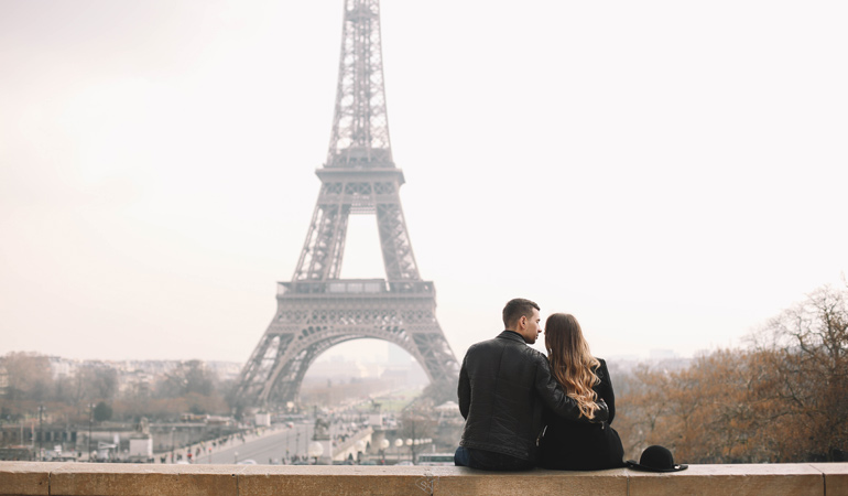romantic couples in paris