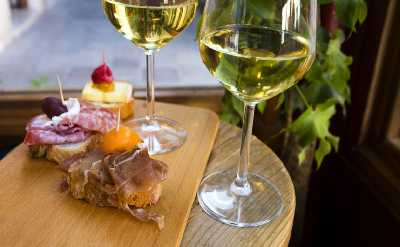 White wine and chicchetti