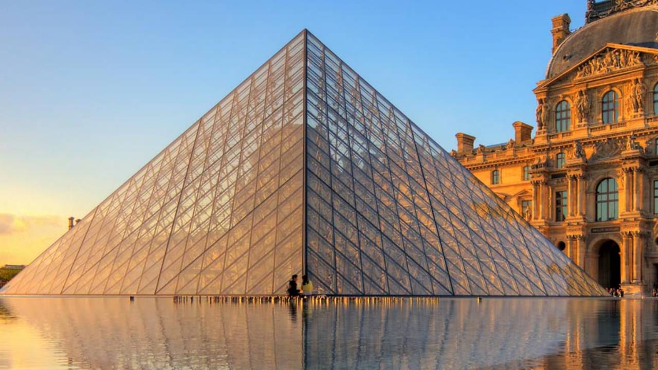 Louvre Tour - Pyramid