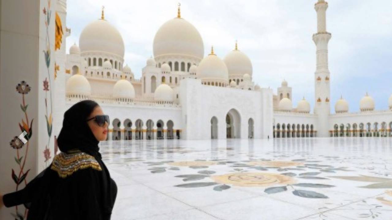  Sheikh Zayed Mosque with a photographer