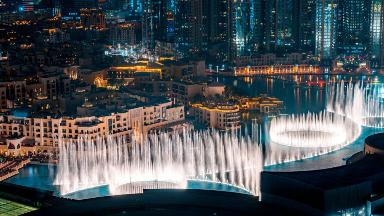 Dubai Dancing Fountain show at night