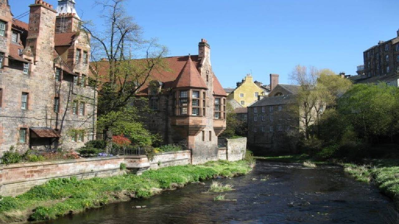 Edinburgh: Romantic City Exploration Game