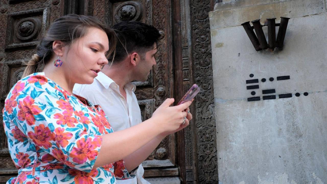 Edinburgh: Romantic City Exploration Game