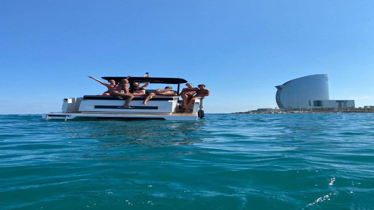 Private Motor Boat Experience  - De Antonio D28 Yacht in Barcelona 2h