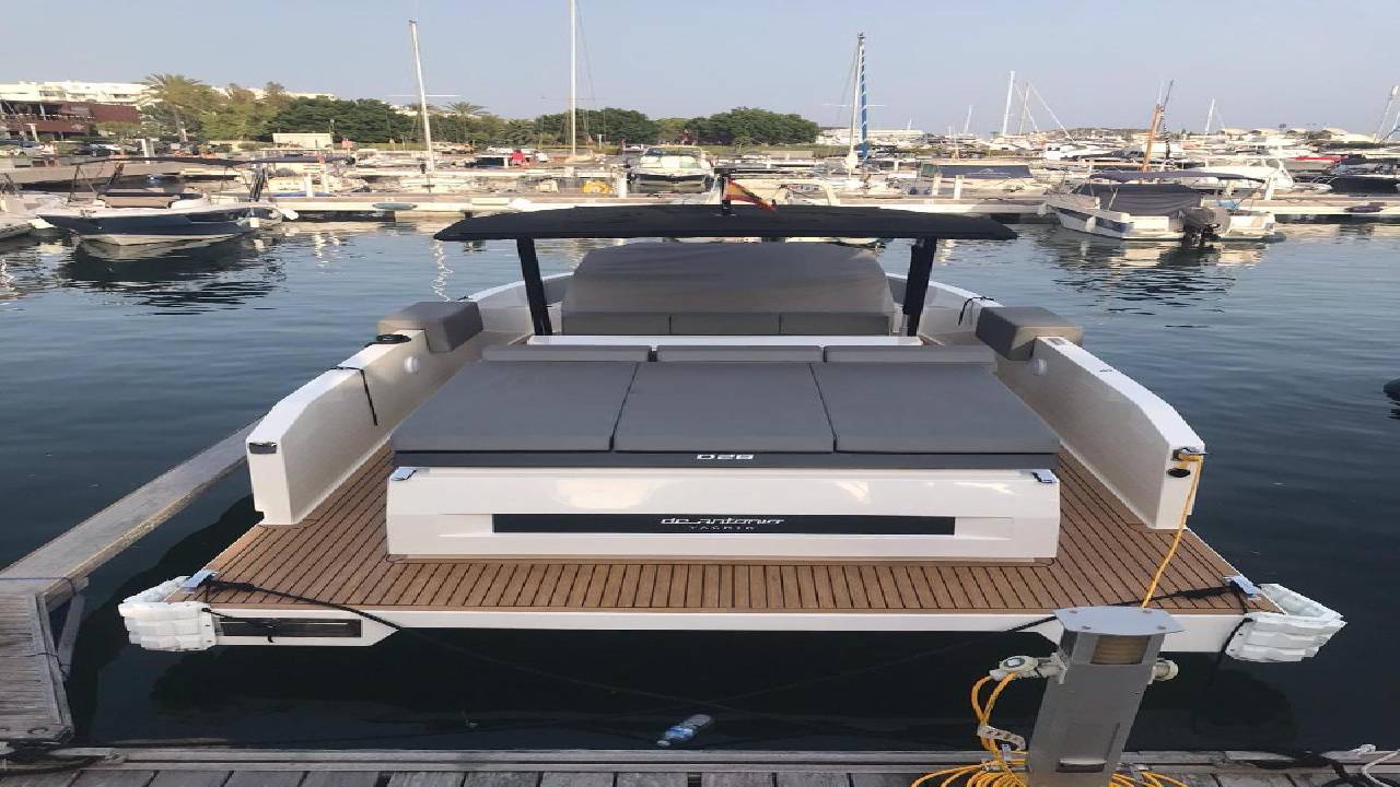 Private Motor Boat Experience  - De Antonio D28 Yacht in Barcelona 4h