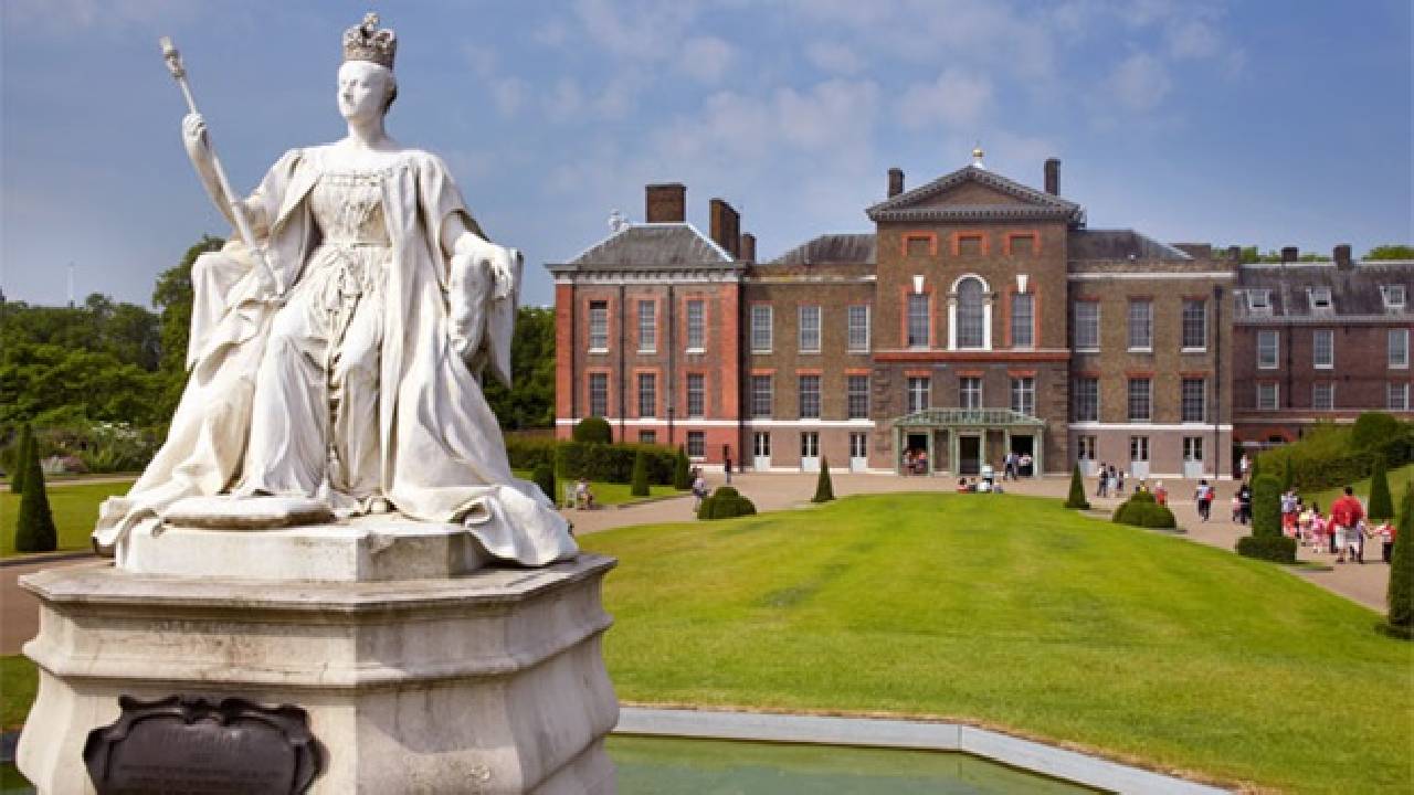Kensington Palace & Guided Walk with reservation at the Orangery