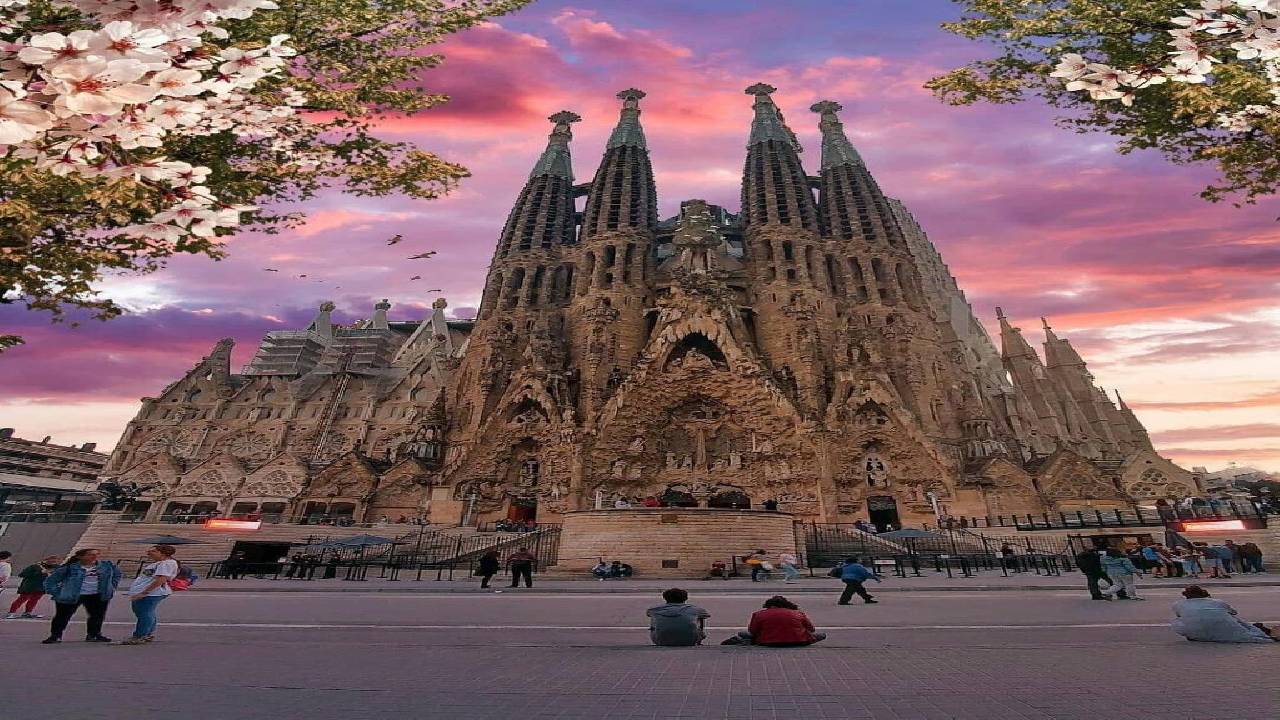 Sagrada Familia Skip-The-Line Ticket + English Tour 