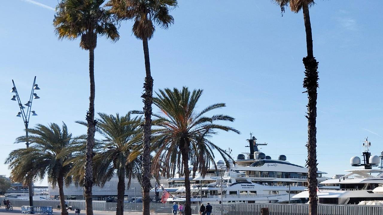 Barcelona: interactive discovery walk through Barceloneta