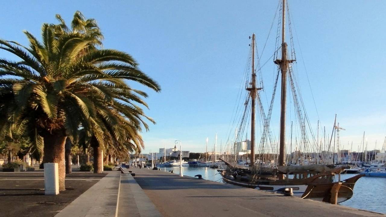 Barcelona: interactive discovery walk through Barceloneta
