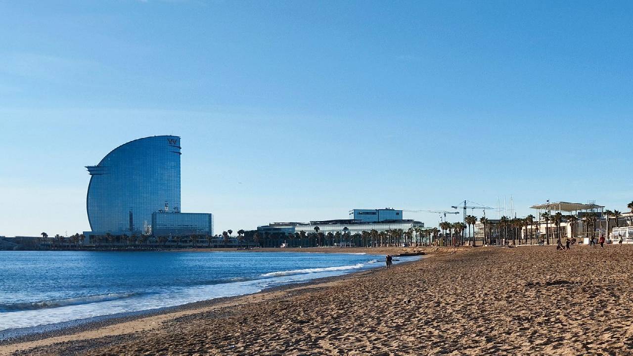 Barcelona: interactive discovery walk through Barceloneta