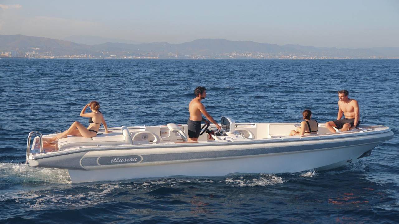 Novurania Motor Yacht - Speed Boat in Barcelona 2h