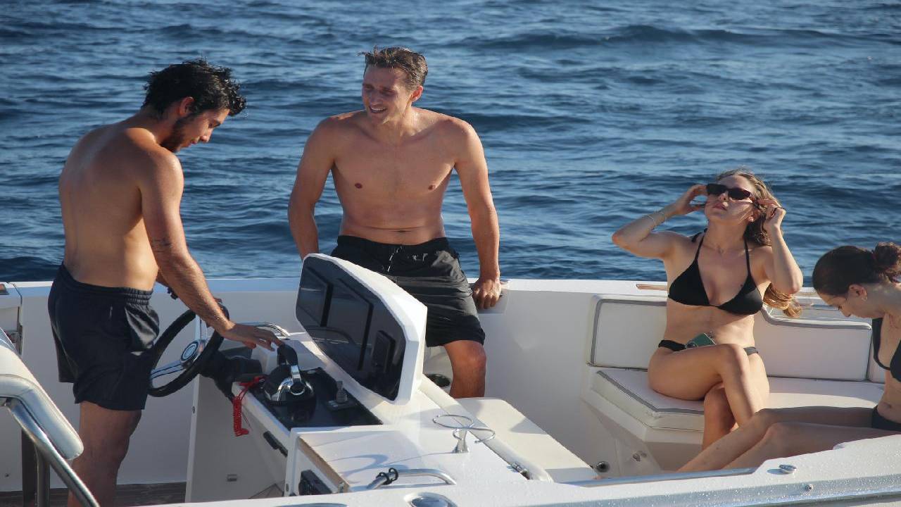 Novurania Motor Yacht - Speed Boat in Barcelona 2h