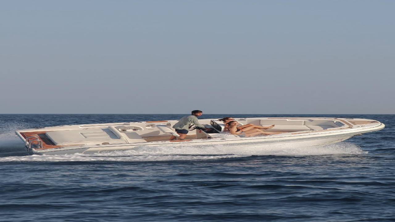 Novurania Motor Yacht - Speed Boat in Barcelona 2h