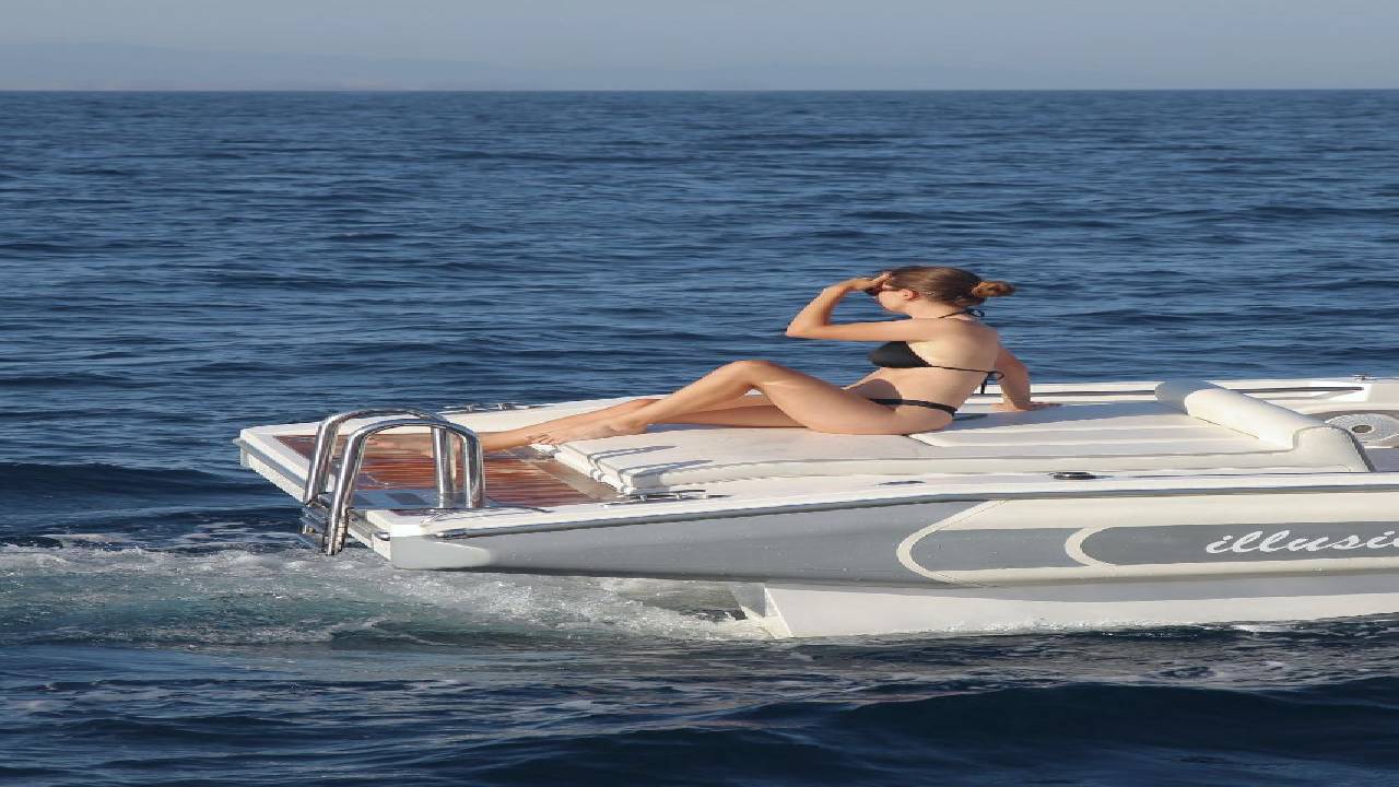 Novurania Motor Yacht - Speed Boat in Barcelona 3h