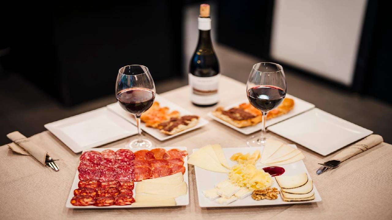 Sagrada Familia Jamón, Cheese and Wine Experience