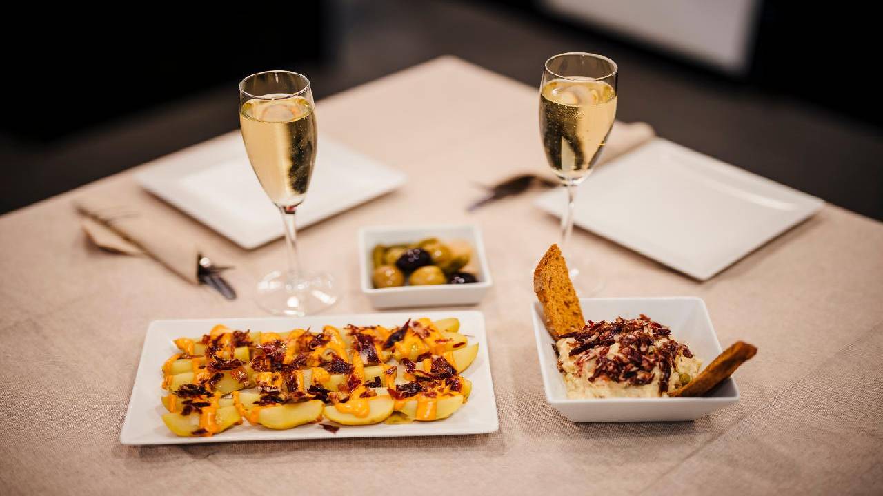 Sagrada Familia Jamón, Cheese and Wine Experience