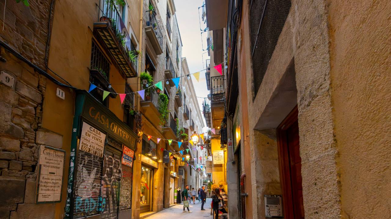 narrow street in El Born, Barcelona