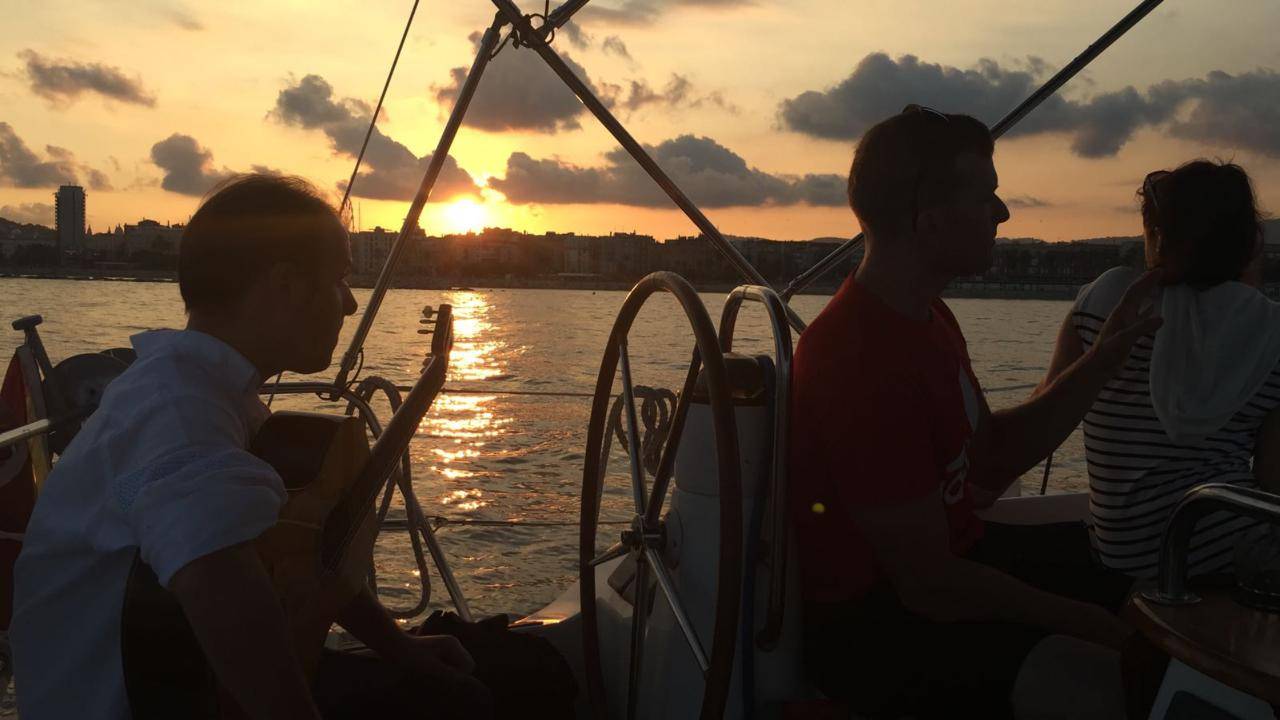 Sunset Spanish Guitar Live & Sailing Experience Barcelona 2 h.