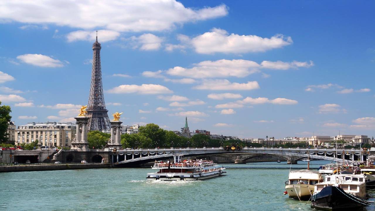 Seine River Cruise: Optional Lunch or Dinner Onboard