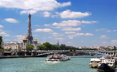 Seine River Cruise: Optional Lunch or Dinner Onboard