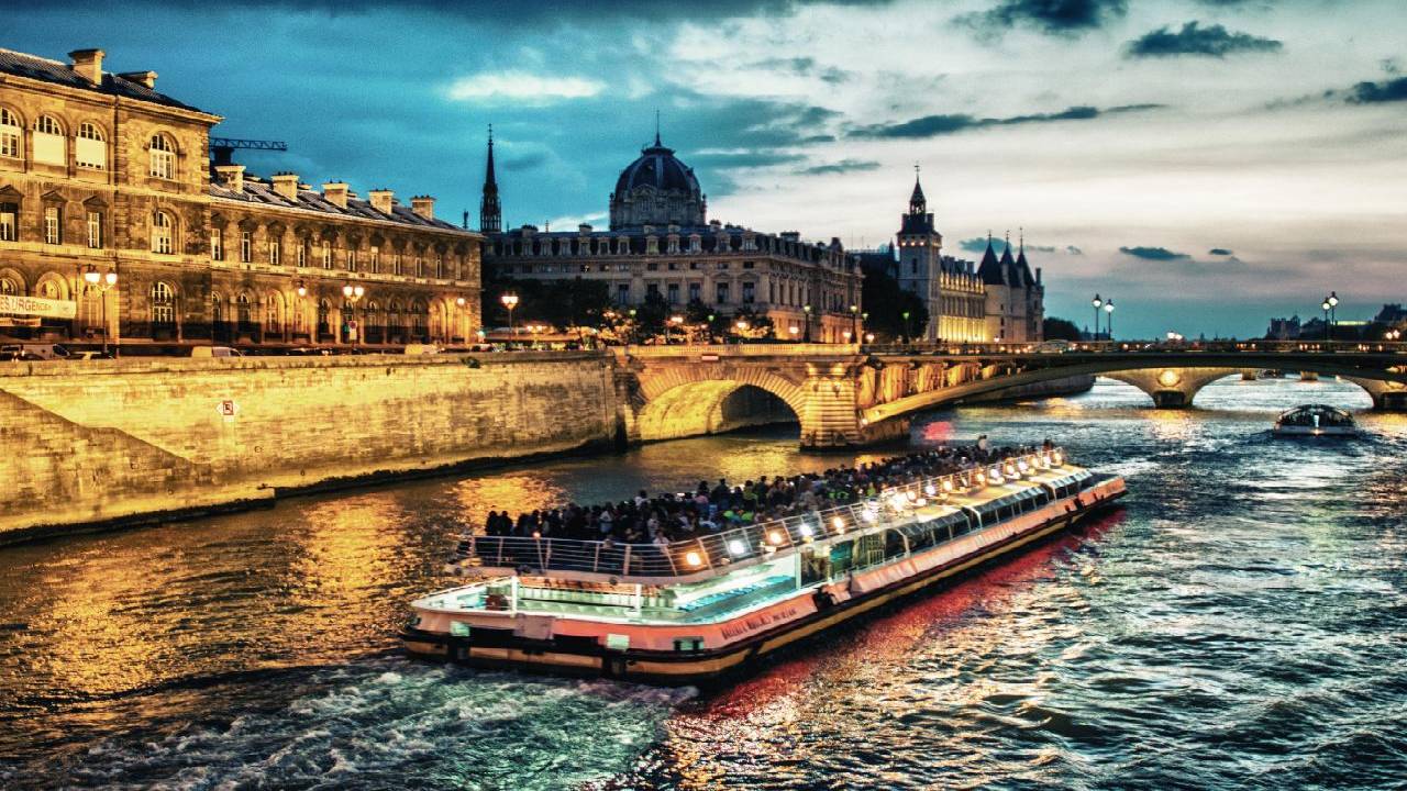 Seine River Cruise: Optional Lunch or Dinner Onboard