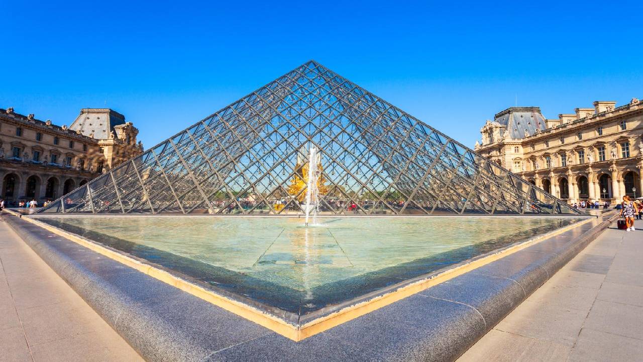 Half-Day Paris Highlights: Cruise & Walking Tour of Eiffel, Louvre & Notre-Dame