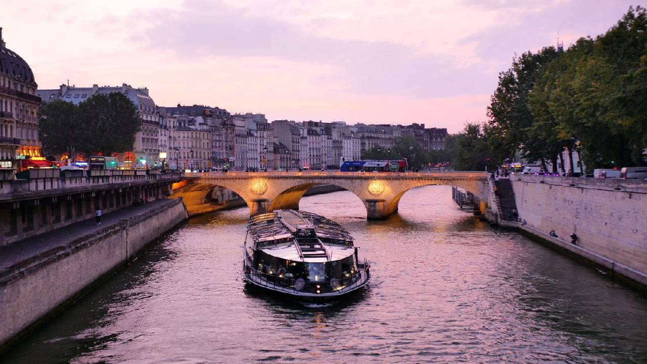 Half-Day Paris Highlights: Cruise & Walking Tour of Eiffel, Louvre & Notre-Dame