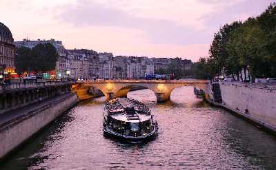 Half-Day Paris Highlights: Cruise & Walking Tour of Eiffel, Louvre & Notre-Dame