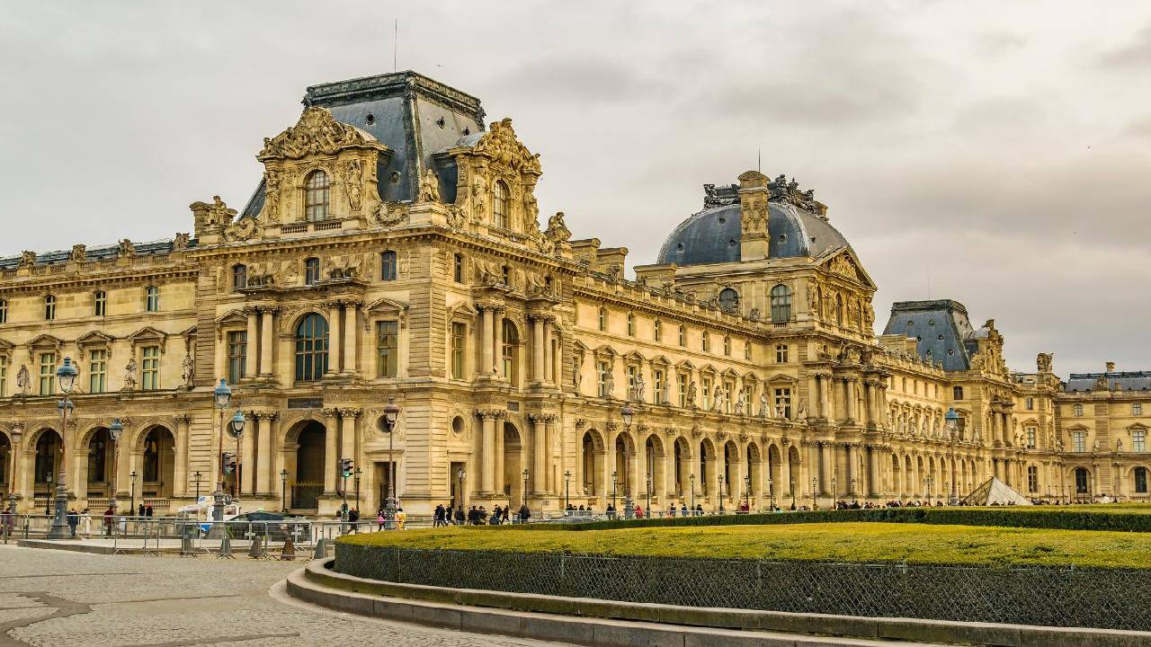 One Perfect Day in Paris: Eiffel Tower Lunch, Seine Cruise & Louvre Wonders