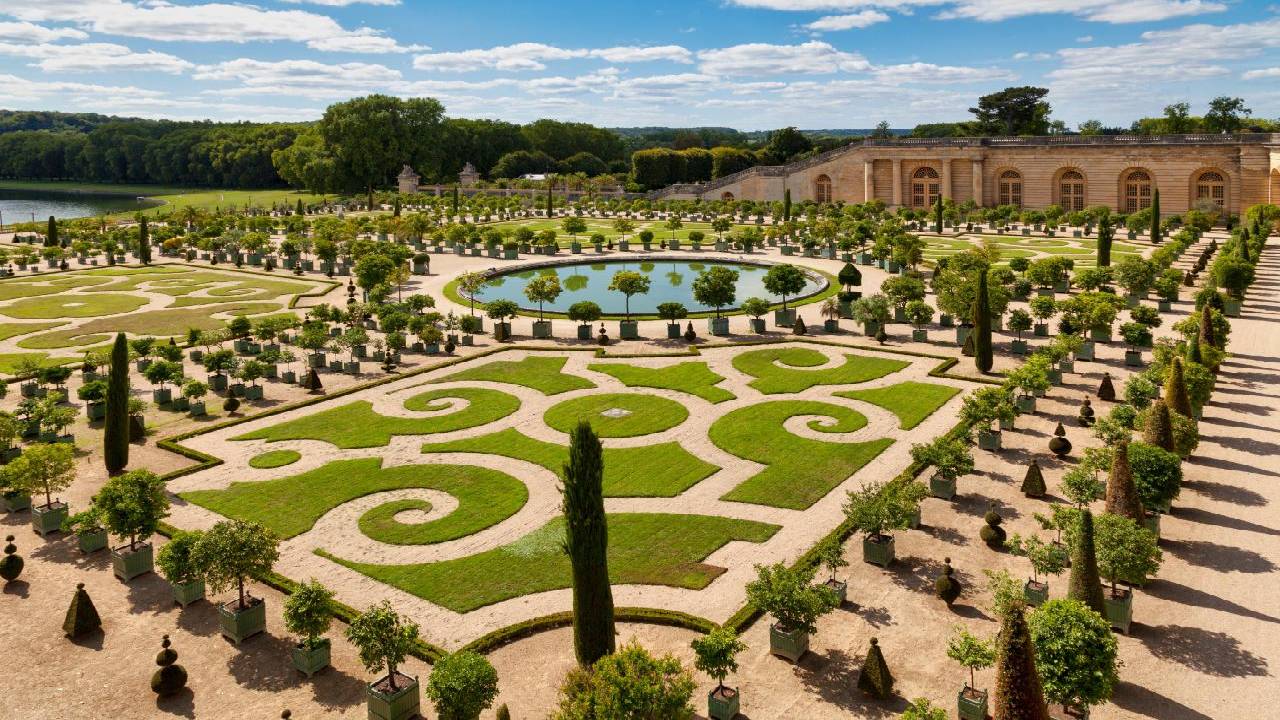 Versailles Grand Tour: Gardens & Palace Exploration