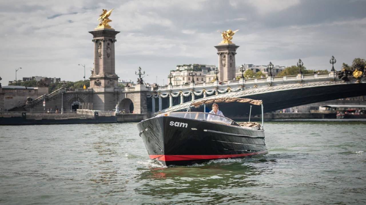 PRIVATE CRUISE ON THE SEINE - with Champagne! 