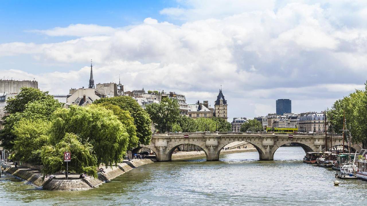 PRIVATE CRUISE ON THE SEINE - with Champagne! 