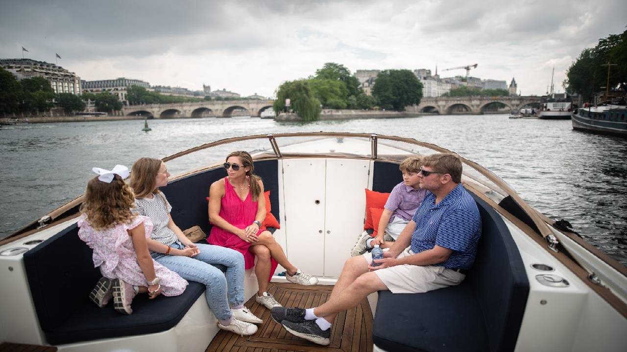 PRIVATE CRUISE ON THE SEINE - with Champagne! 