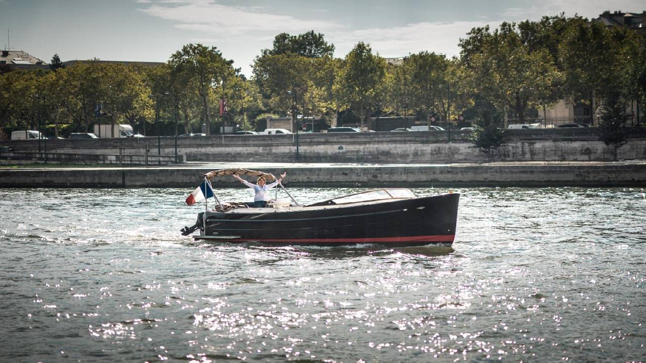 PRIVATE CRUISE ON THE SEINE - with Champagne! 
