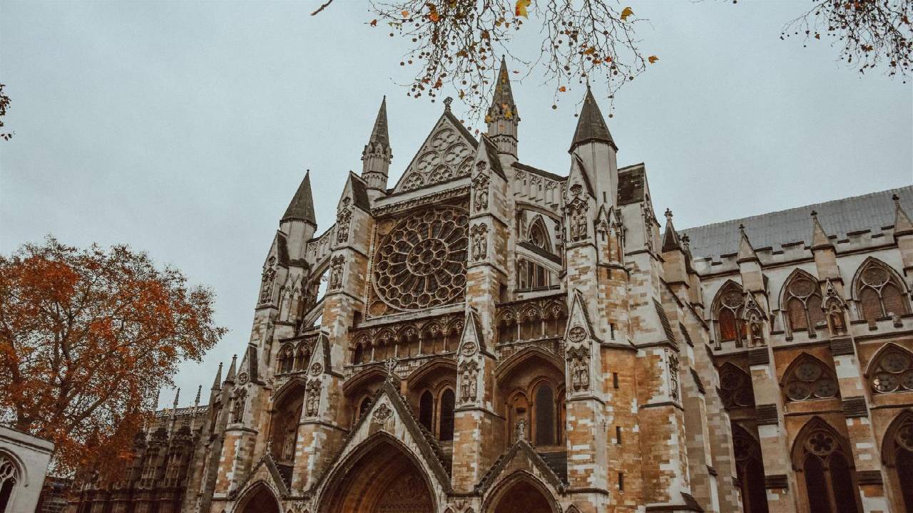 Discovery walk in London’s Piccadilly Circus and Whitehall - politics, culture and mind-blowing history!