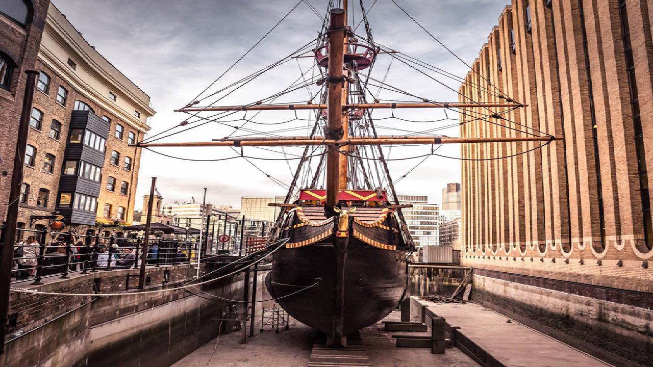 The Three Markets Tour with a Sit-down Indian Tasting Menu on Brick Lane
