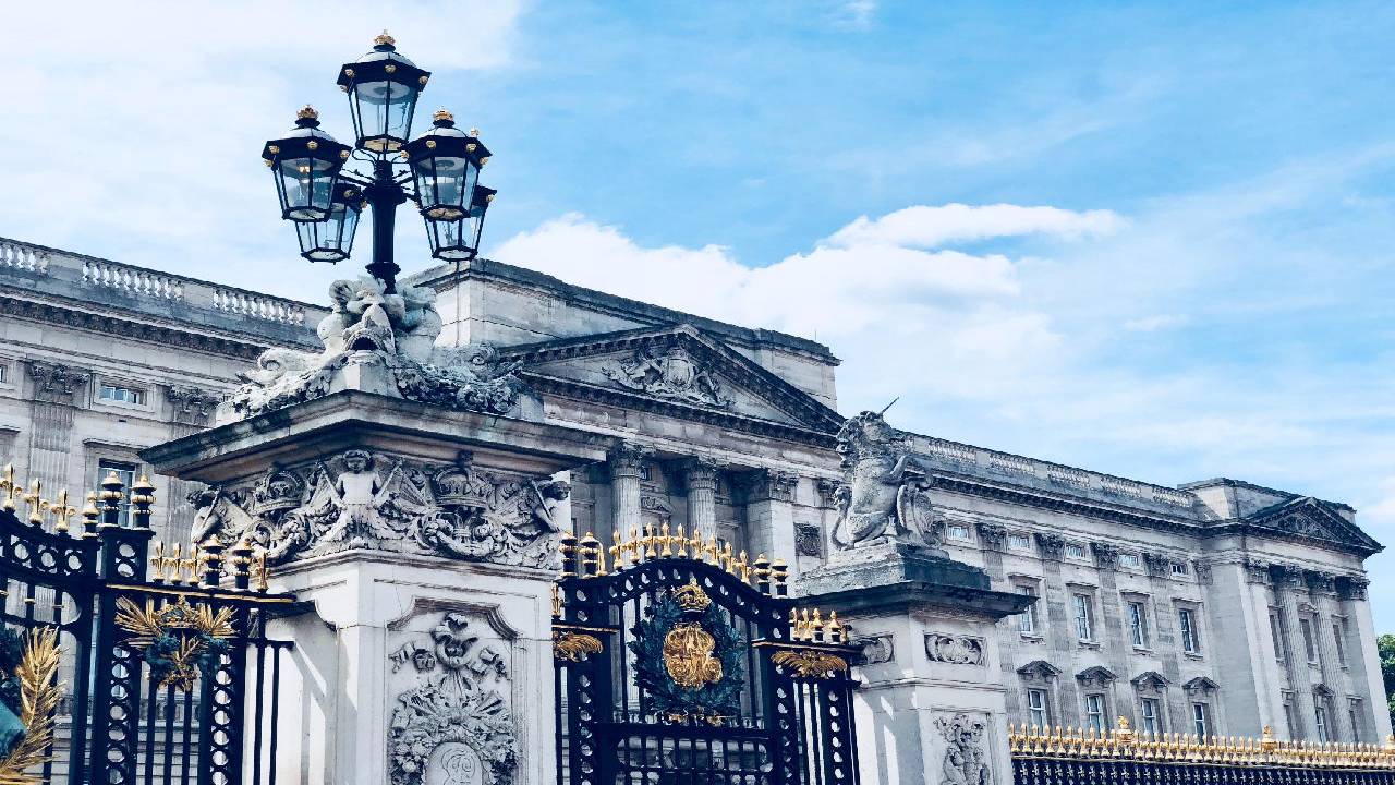 Three Palaces Walk and Royal High Tea at Kensington Palace Orangery Private Tour