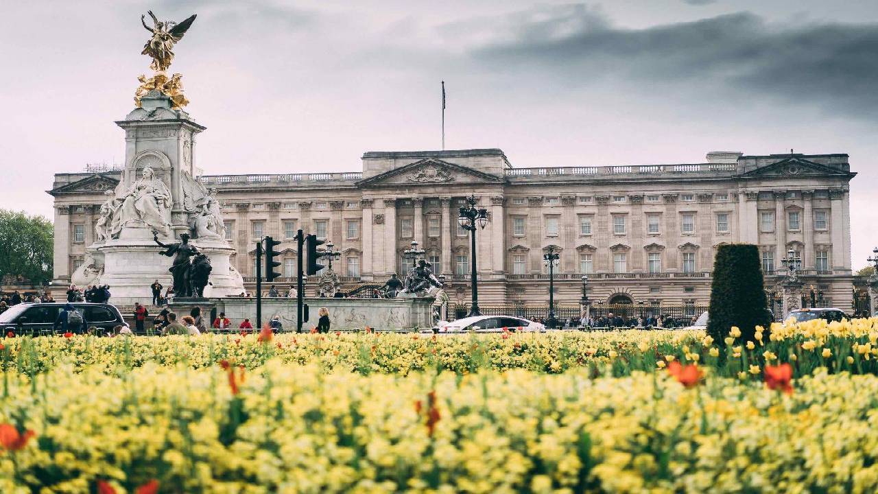 Three Palaces Walk and Royal High Tea at Kensington Palace Orangery Private Tour