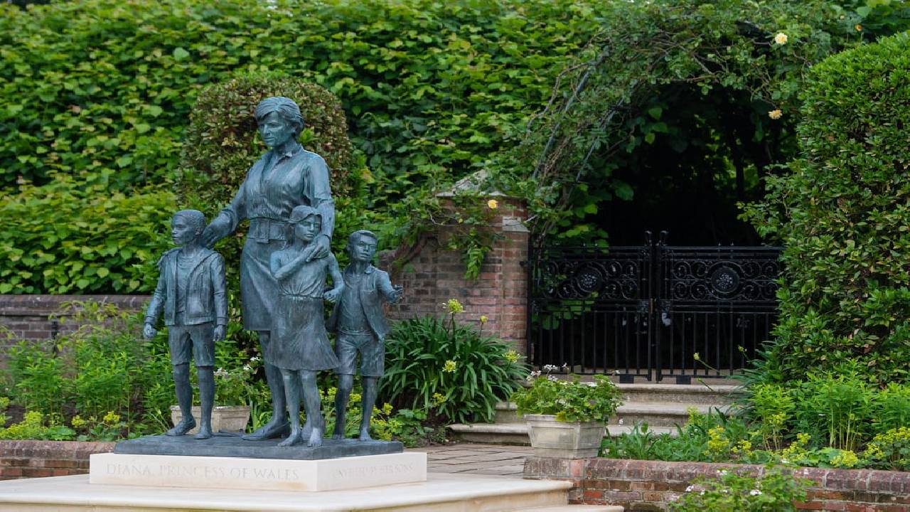 Three Palaces Walk and Royal High Tea at Kensington Palace Orangery Private Tour