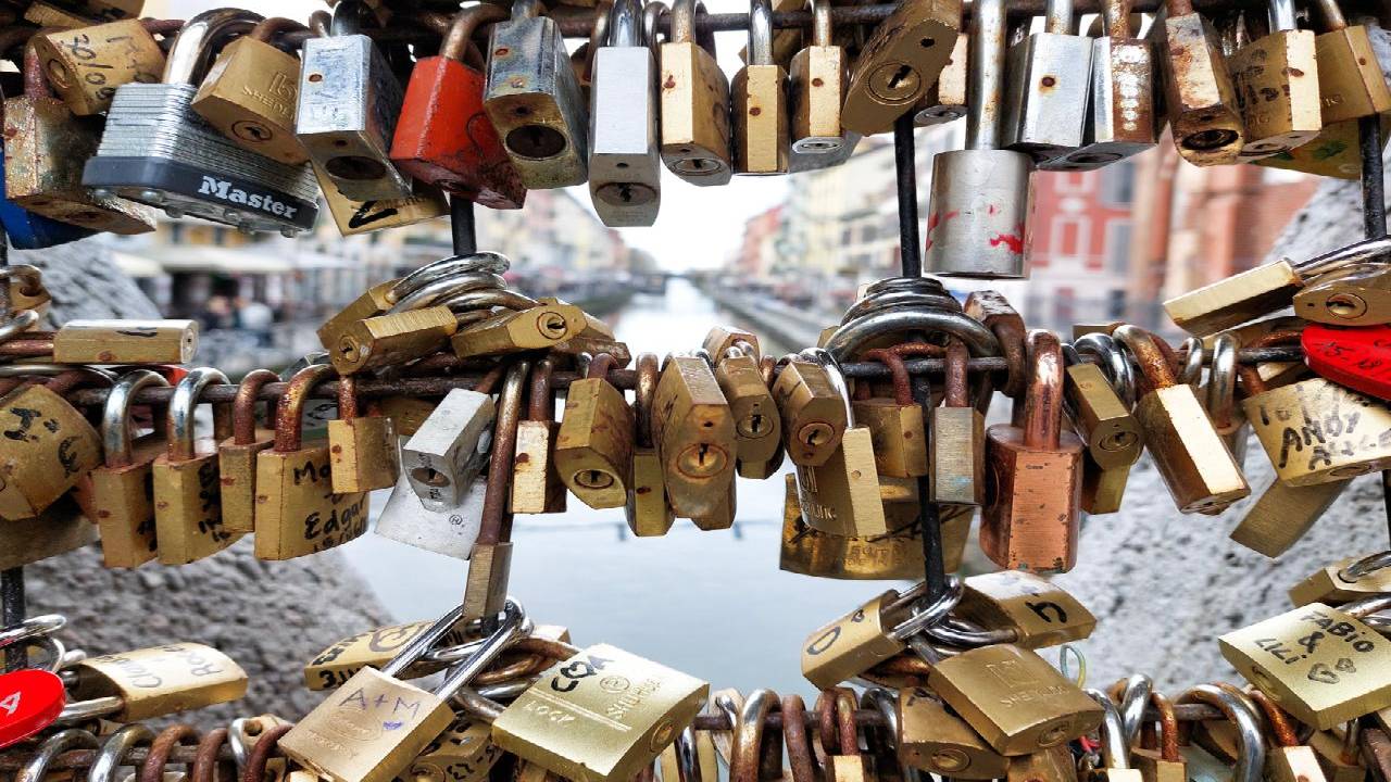 Milan Underground Discovery Walk: Street Art and Stories on the Backstreets of the Ticinese