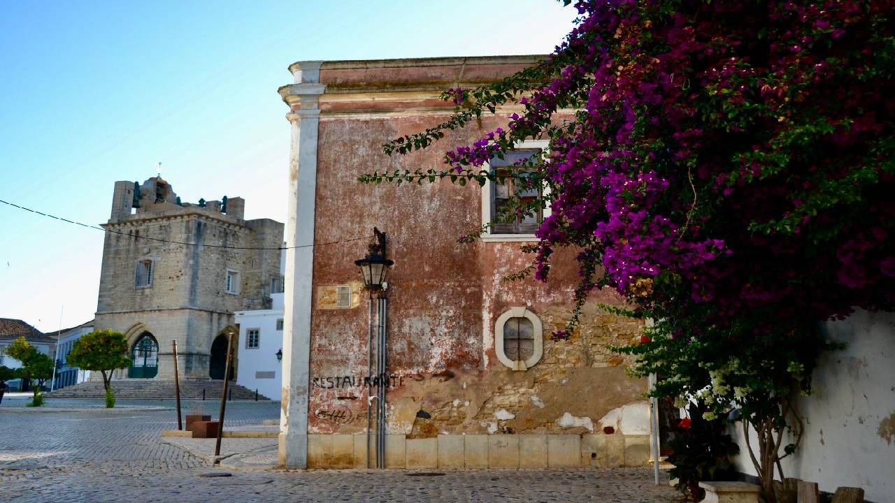 Discovery Walk in Faro: statues, ships and sanctuaries