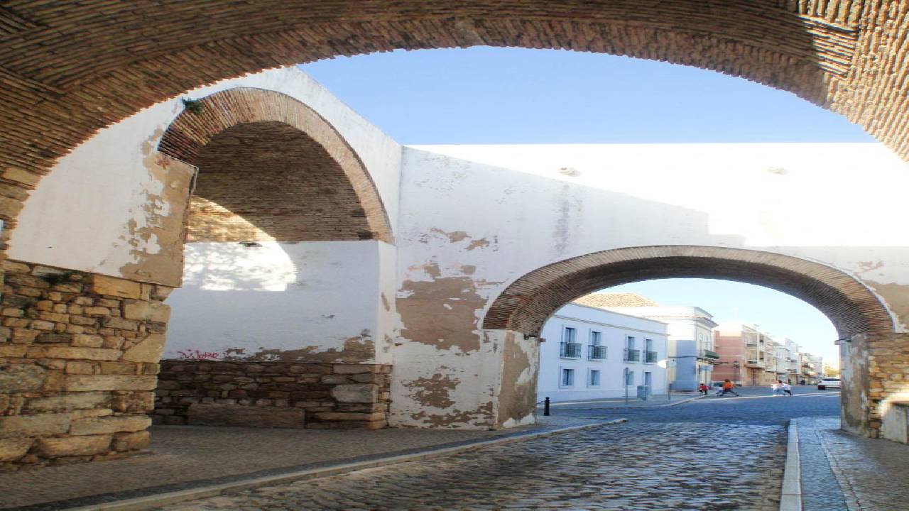 Discovery Walk in Faro: statues, ships and sanctuaries