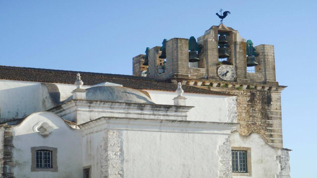 Discovery Walk in Faro: statues, ships and sanctuaries