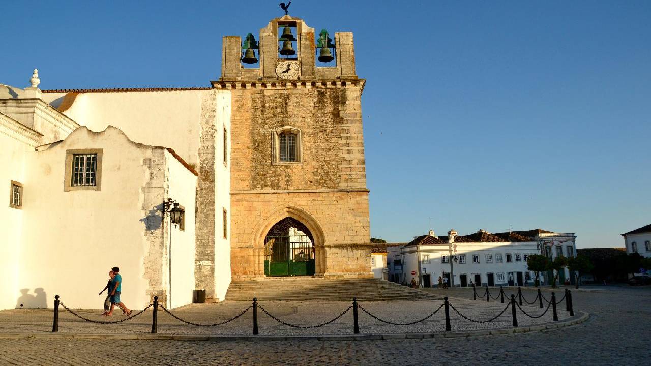 Discovery Walk in Faro: statues, ships and sanctuaries