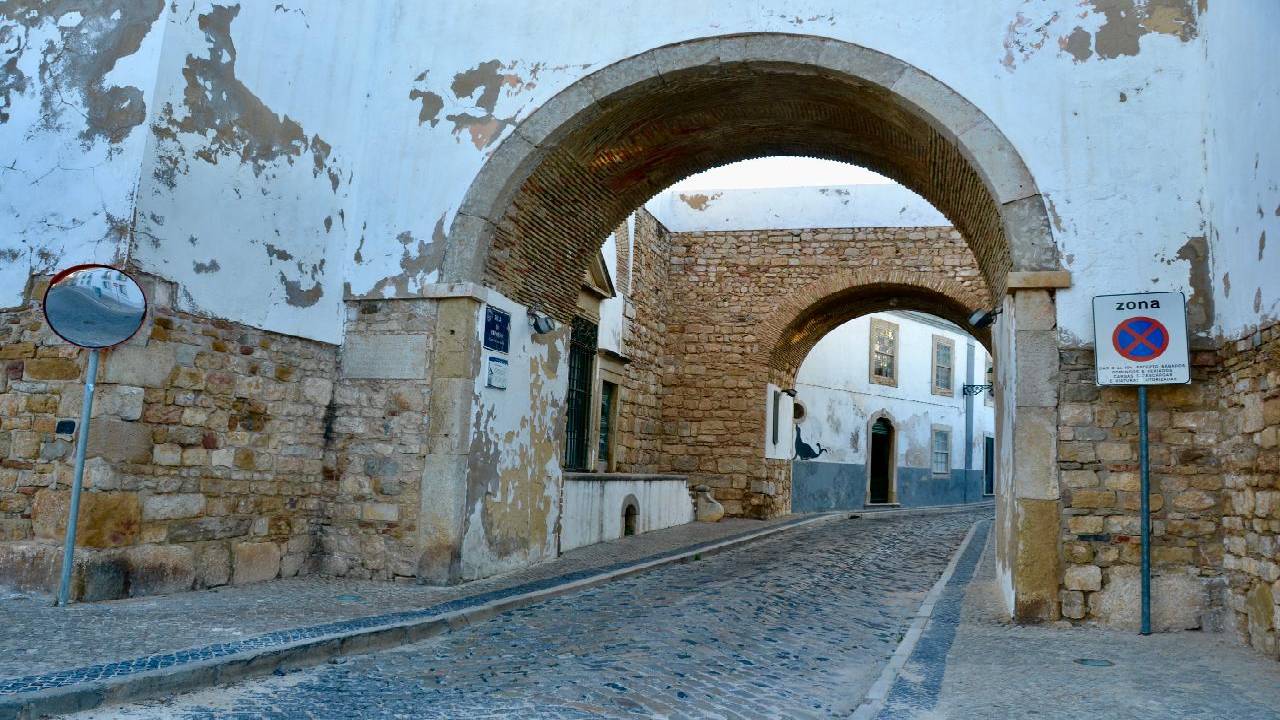 Discovery Walk in Faro: statues, ships and sanctuaries