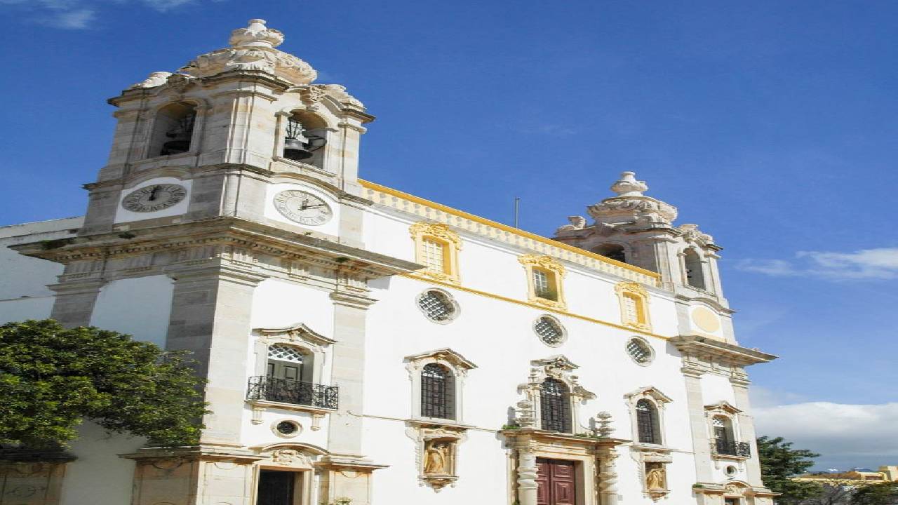 Discovery Walk in Faro: statues, ships and sanctuaries
