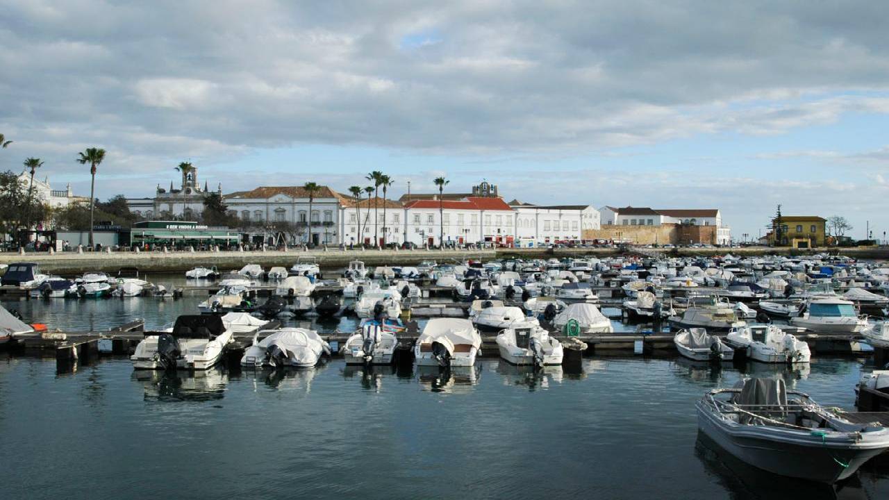 Discovery Walk in Faro: statues, ships and sanctuaries